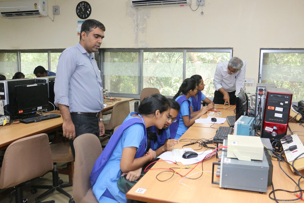 WEL Team helping Campus school ,IITB students during experiments